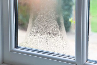 Конденсат на вікнах: чому виникає і як його прибрати